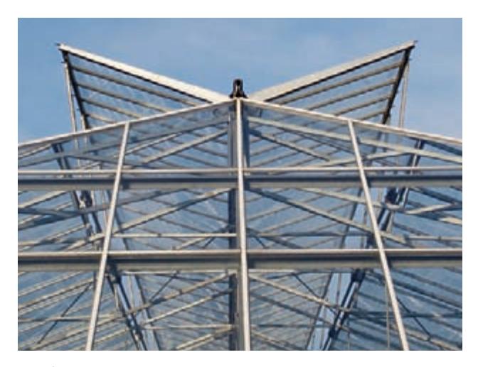 Automatic roof vents on a greenhouse